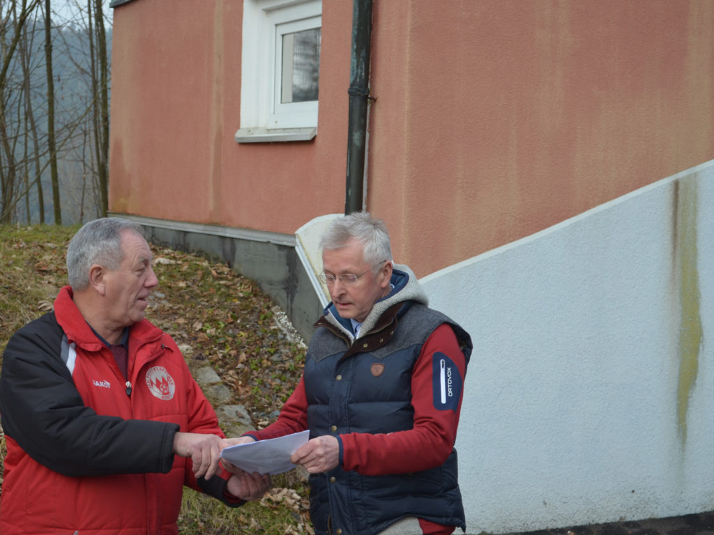 Vor dem Brandholzer "Wasserhäusla"